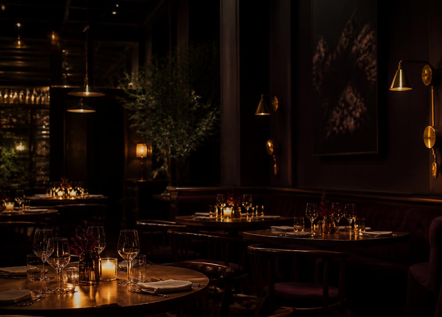 Večerní atmosféra restaurace – prostřené stoly ve svitu svíček